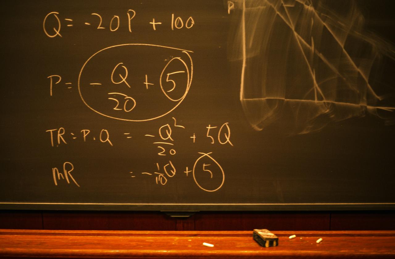 papan kapur hitam dengan tulisan kapur