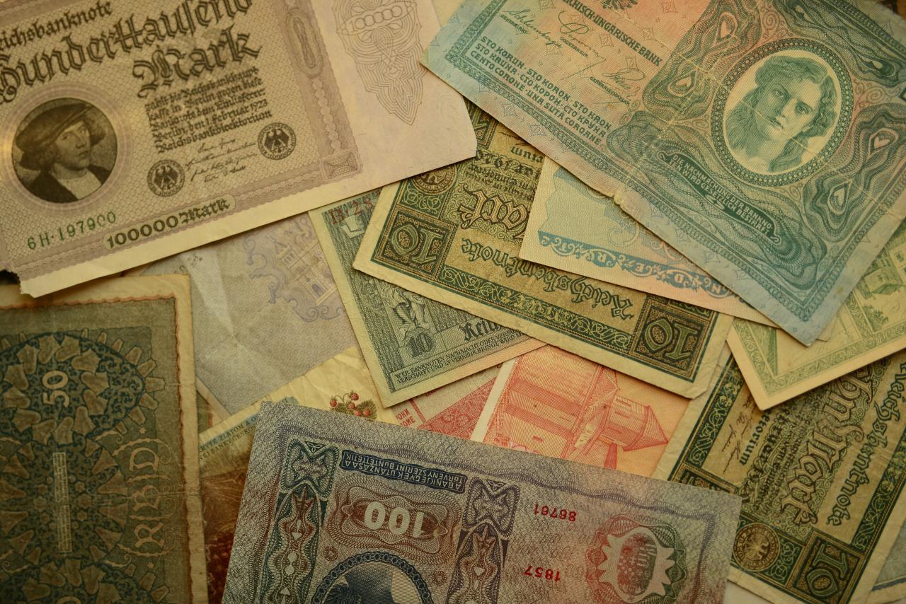 tumpukan berbagai jenis mata uang