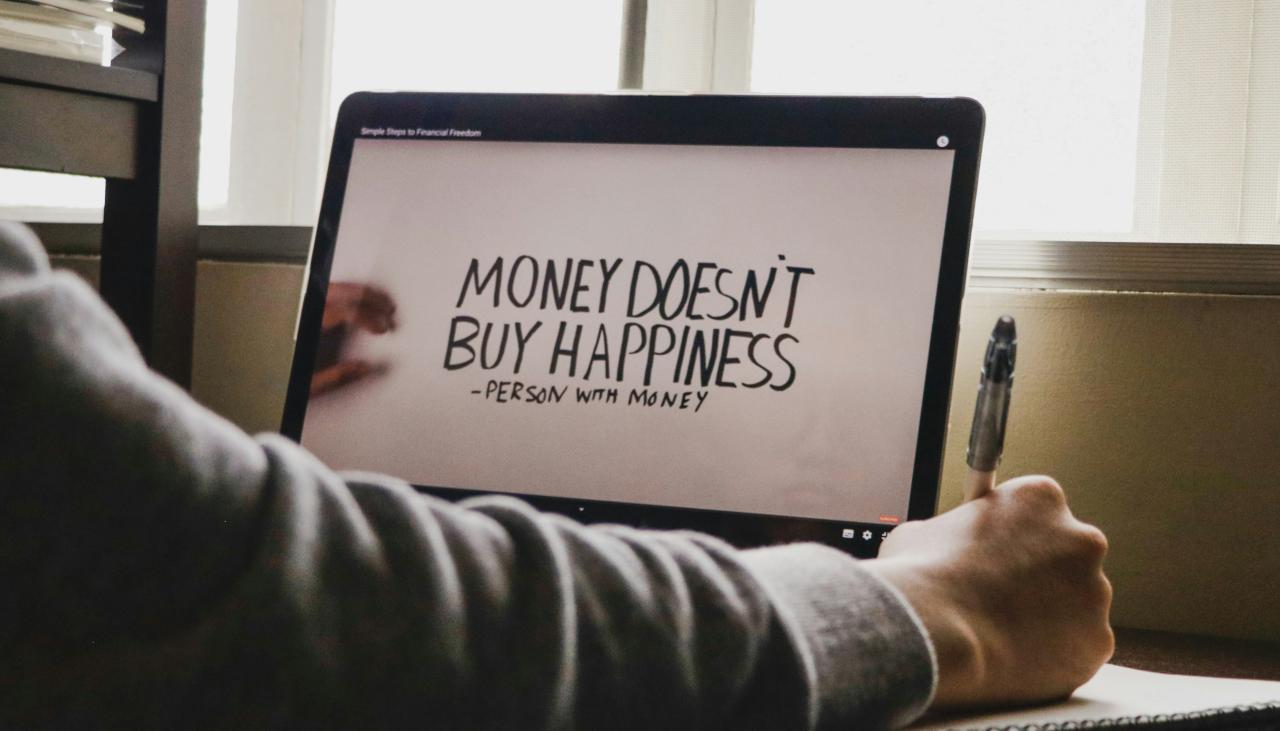 seseorang menulis di layar komputer dengan pena