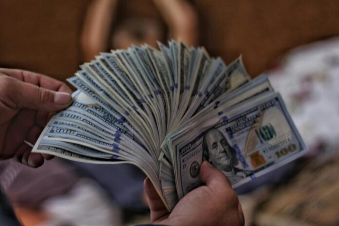100 uang kertas dolar AS