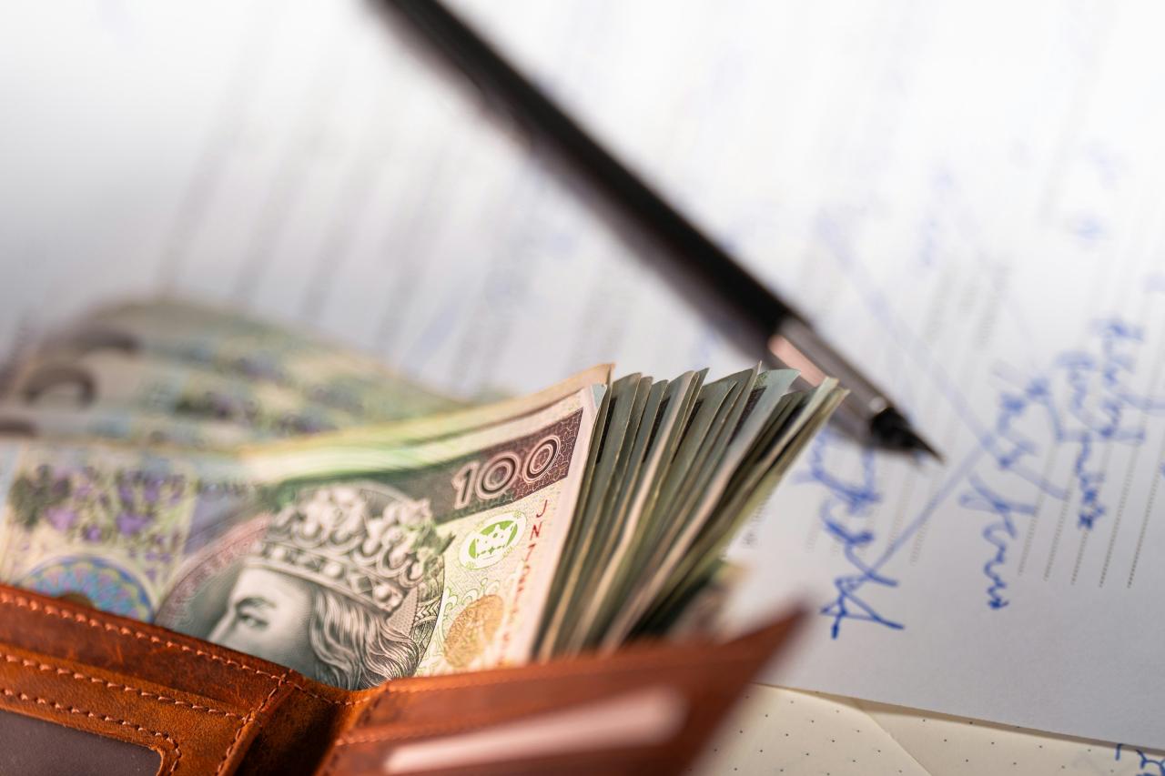 Tumpukan uang kertas zloty poles di dompet.