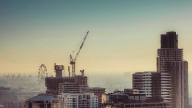 pemandangan kota dengan gedung-gedung tinggi dan derek