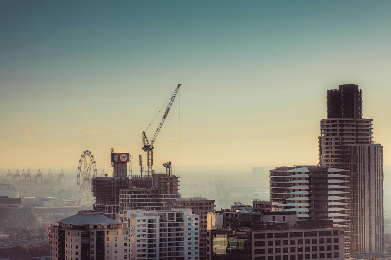 pemandangan kota dengan gedung-gedung tinggi dan derek
